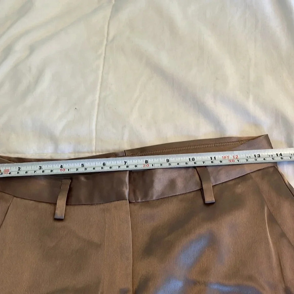 Aritzia Babaton
Refined Satin Cargo
Pant Modern  Taupe size 4, Edgy Streetwear. - Picture 13 of 16